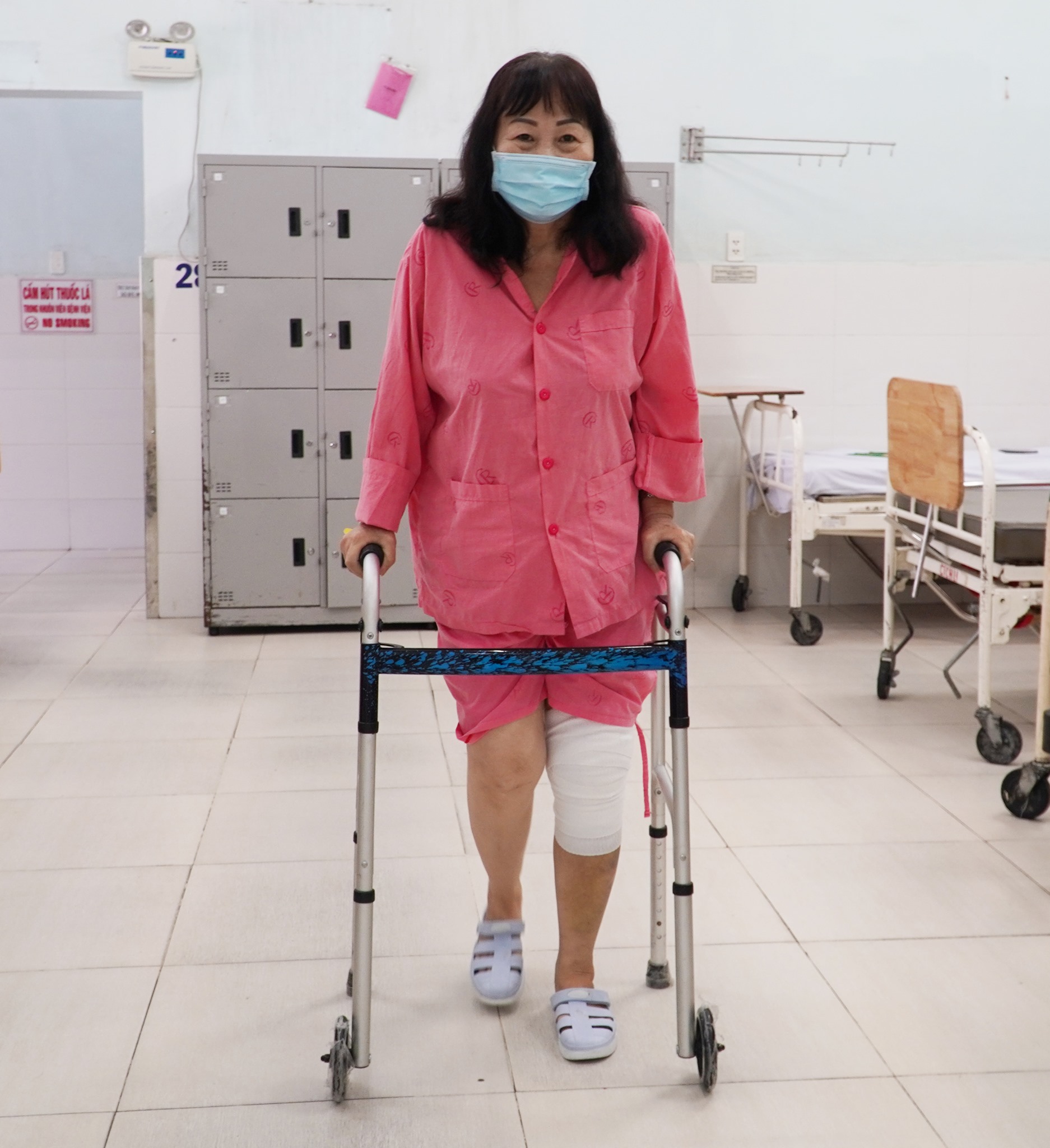  LẦN ĐẦU TIÊN TẠI VIỆT NAM PHẪU THUẬT THAY KHỚP GỐI THÌ ĐẦU TRÊN MỘT BÊNH NHÂN VỪA BỊ THOÁI HÓA KHỚP GỐI, VỪA TỔN THƯƠNG ĐA DÂY CHẰNG 